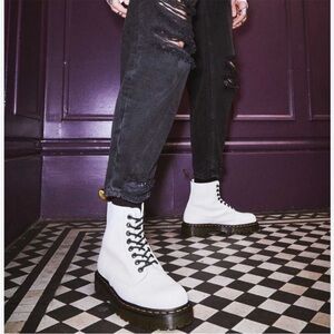 DR MARTENS LUANA 7EYE LACE UP WHITE LEATHER COMBAT BOOTS IN SIZE 8 L